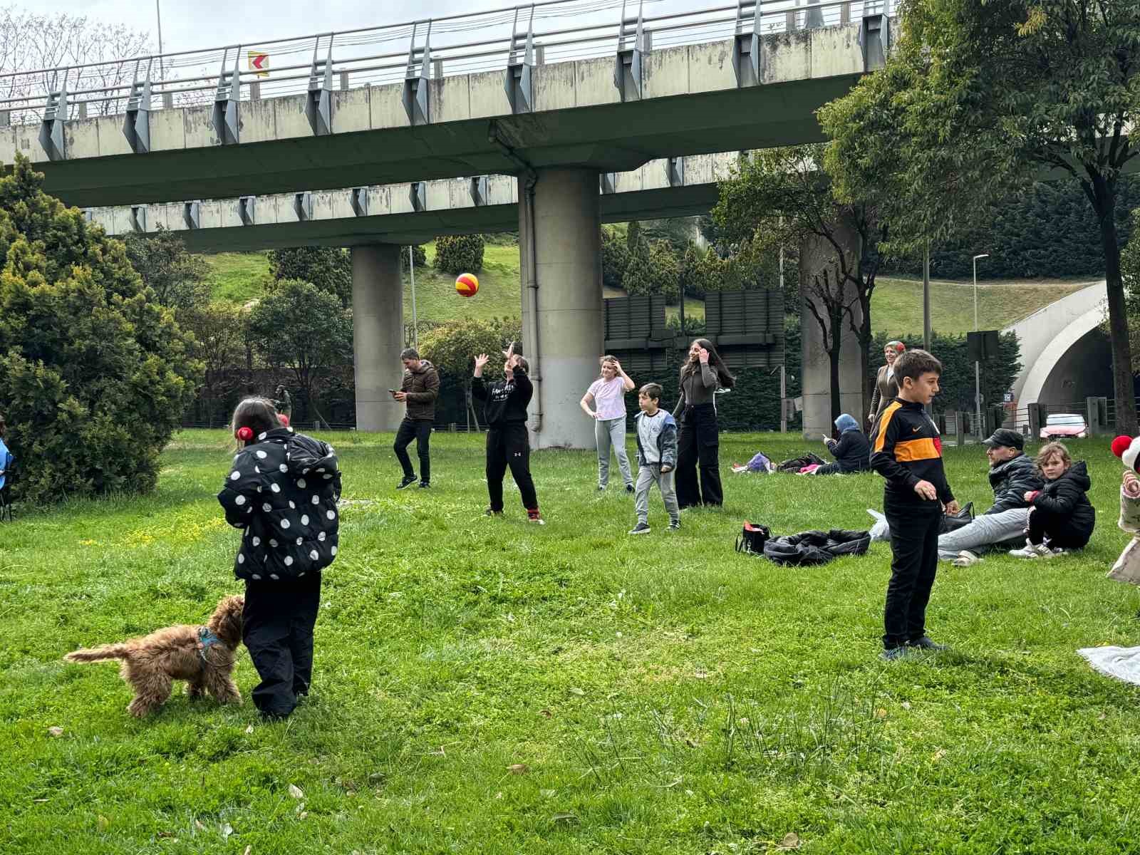 depremin-ardindan-vatandaslar-park-ve-bahceleri-doldurdu