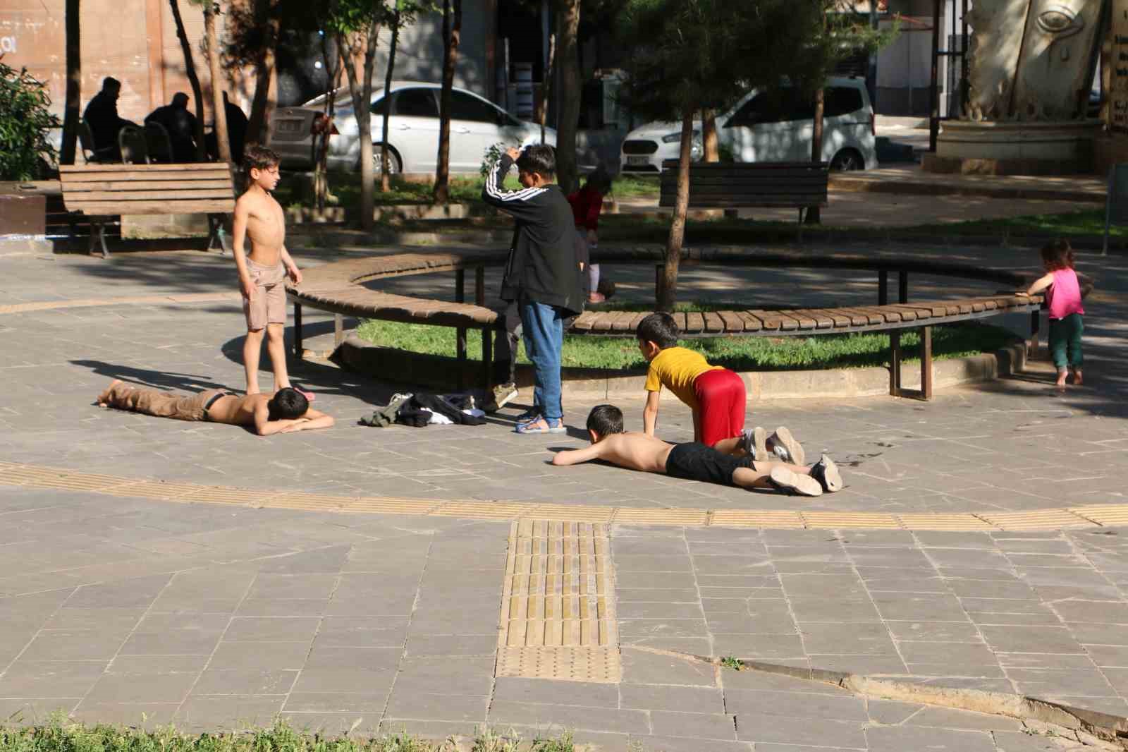 diyarbakirda-cocuklar-sus-havuzunda-serinliyor