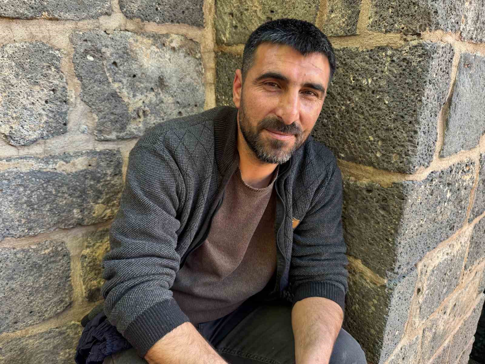 diyarbakirda-cocuklar-sus-havuzunda-serinliyor