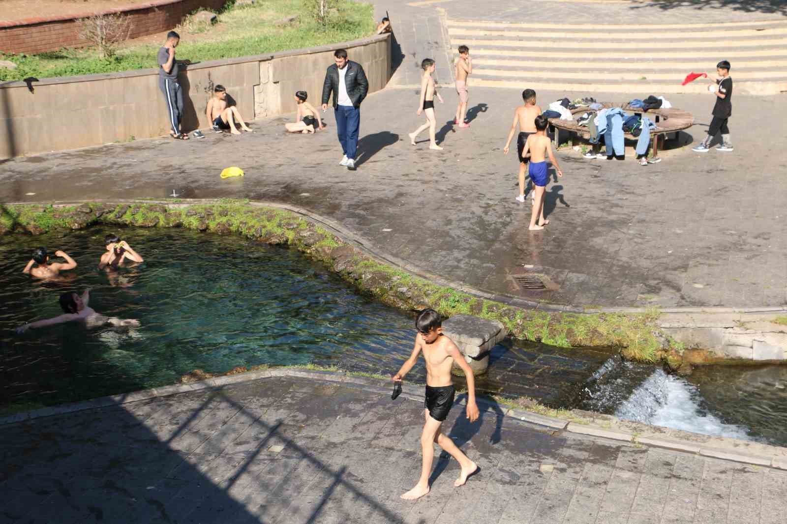 diyarbakirda-cocuklar-sus-havuzunda-serinliyor