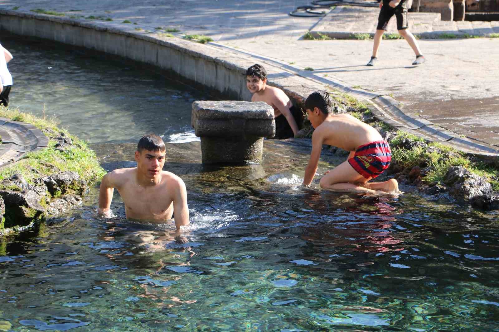 diyarbakirda-cocuklar-sus-havuzunda-serinliyor
