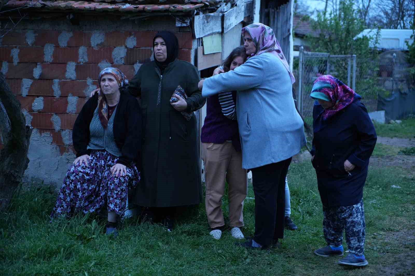 edirnede-ari-kovanlarinin-bulundugu-depo-alev-alev-yandi