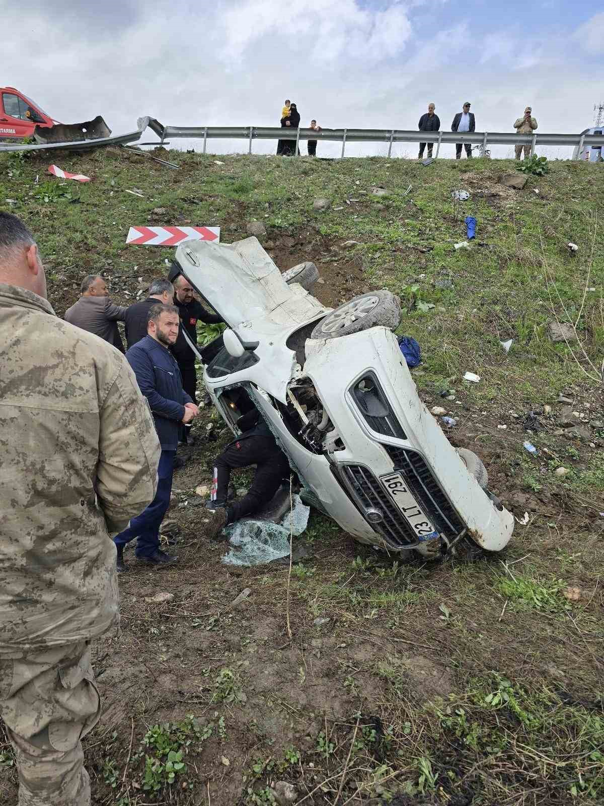 elazigda-kontrolunu-kaybeden-otomobil-sarampole-yuvarlandi-5-yarali