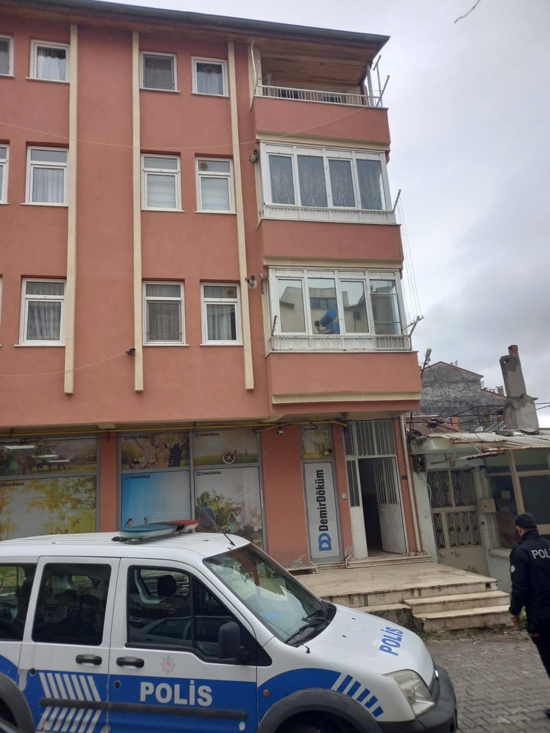 evinin-balkonundan-dusen-sahis-kaldirildigi-hastanede-oldu