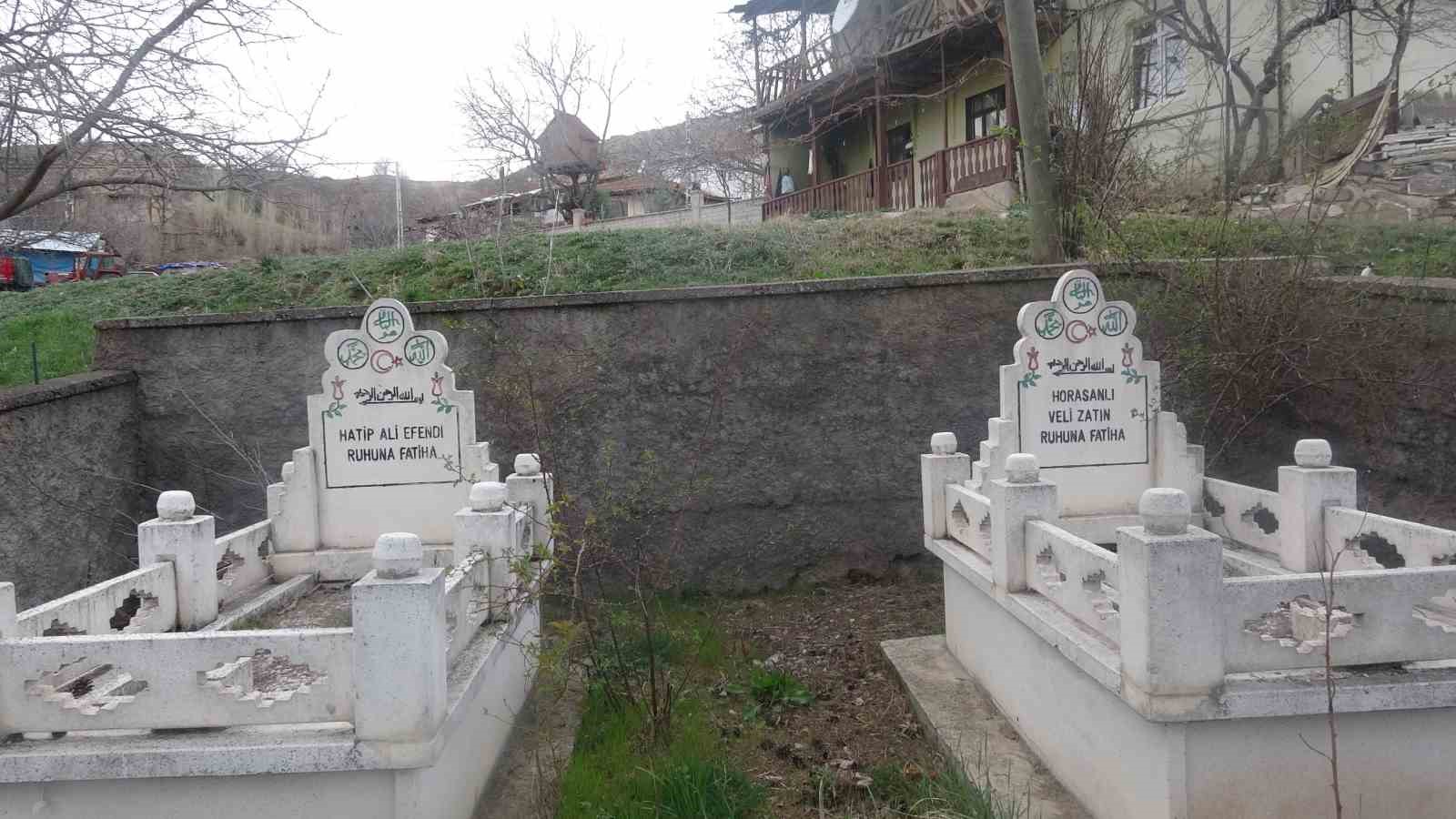 ferdi-tayfura-bile-onerilmis-bu-aynanin-yuz-felcine-sifa-olduguna-inaniliyor