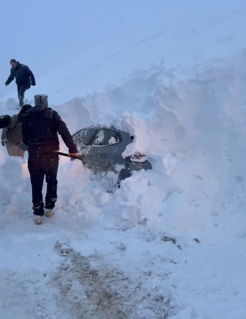 film-sahnelerini-aratmayan-kurtarma-calismasi-tonlarca-agirliktaki-kar-kutlesinin-altinda-kalan-otomobil-boyle-cikarildi