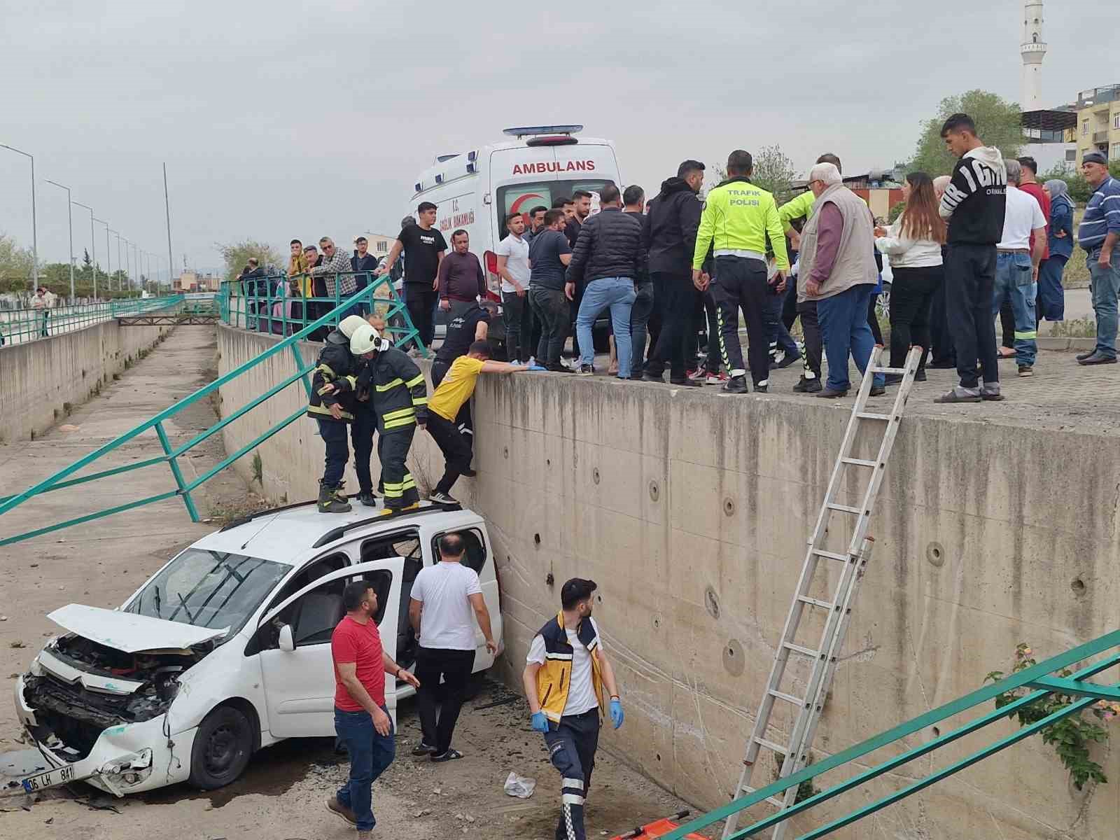 fren-yerine-gaza-basinca-arac-su-kanalina-uctu-2-yarali