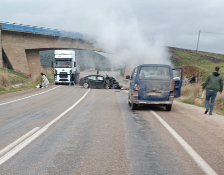 gaziantepte-otomobille-carpisan-hafif-ticari-arac-alev-topuna-dondu-2-olu-2-yarali