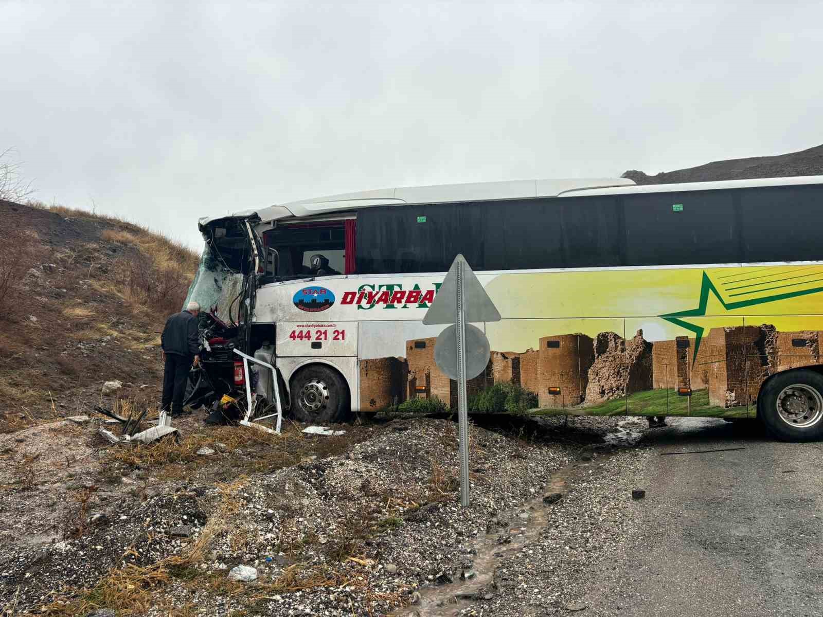 hakkaride-otobusle-tanker-carpisti-8-yarali