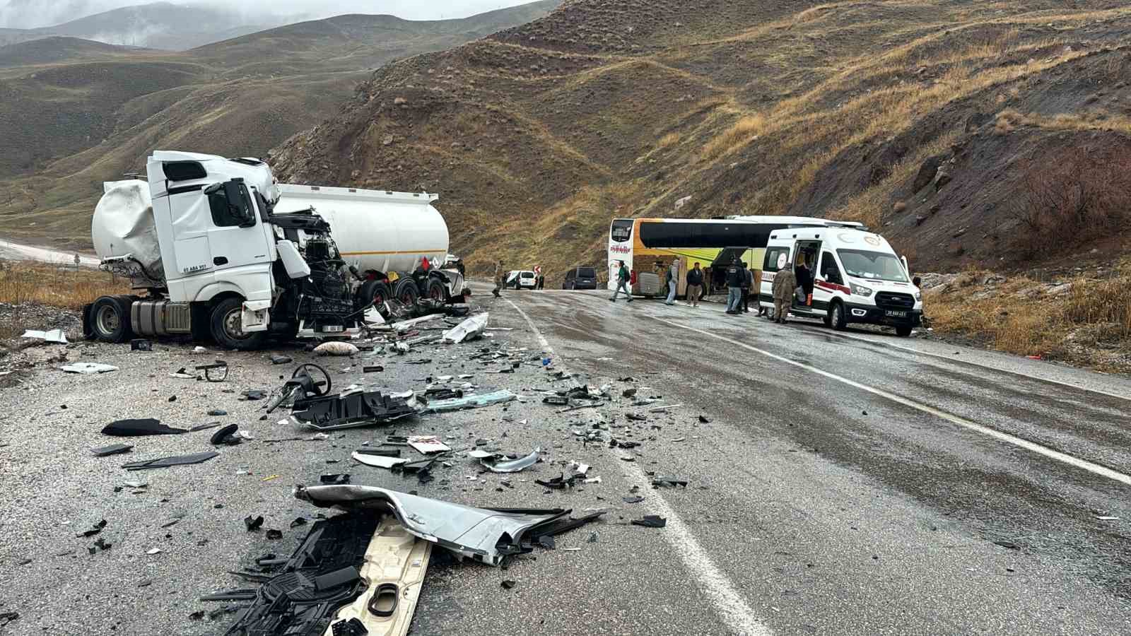 hakkaride-otobusle-tanker-carpisti-8-yarali