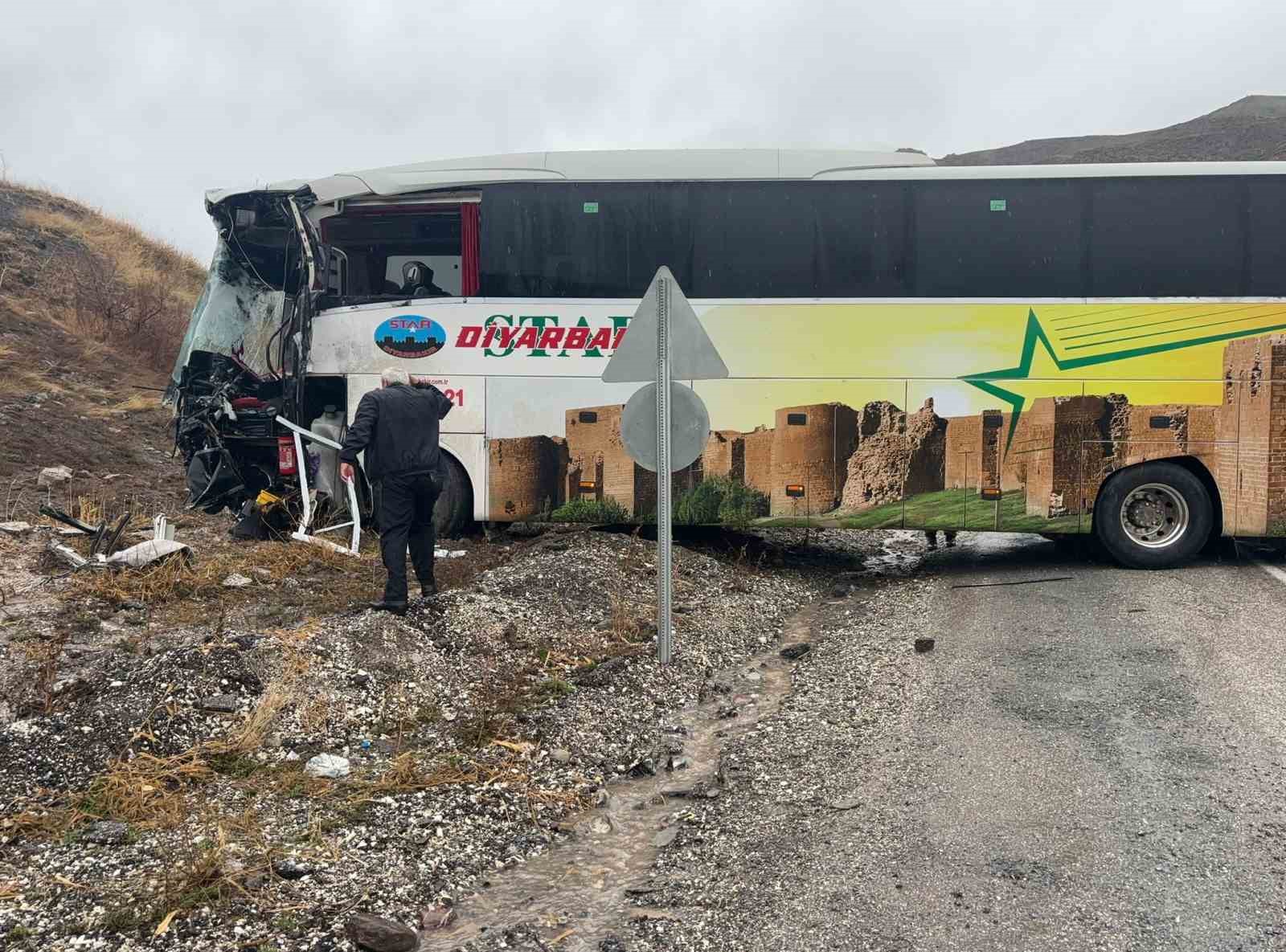 hakkaride-otobusle-tanker-carpisti-8-yarali