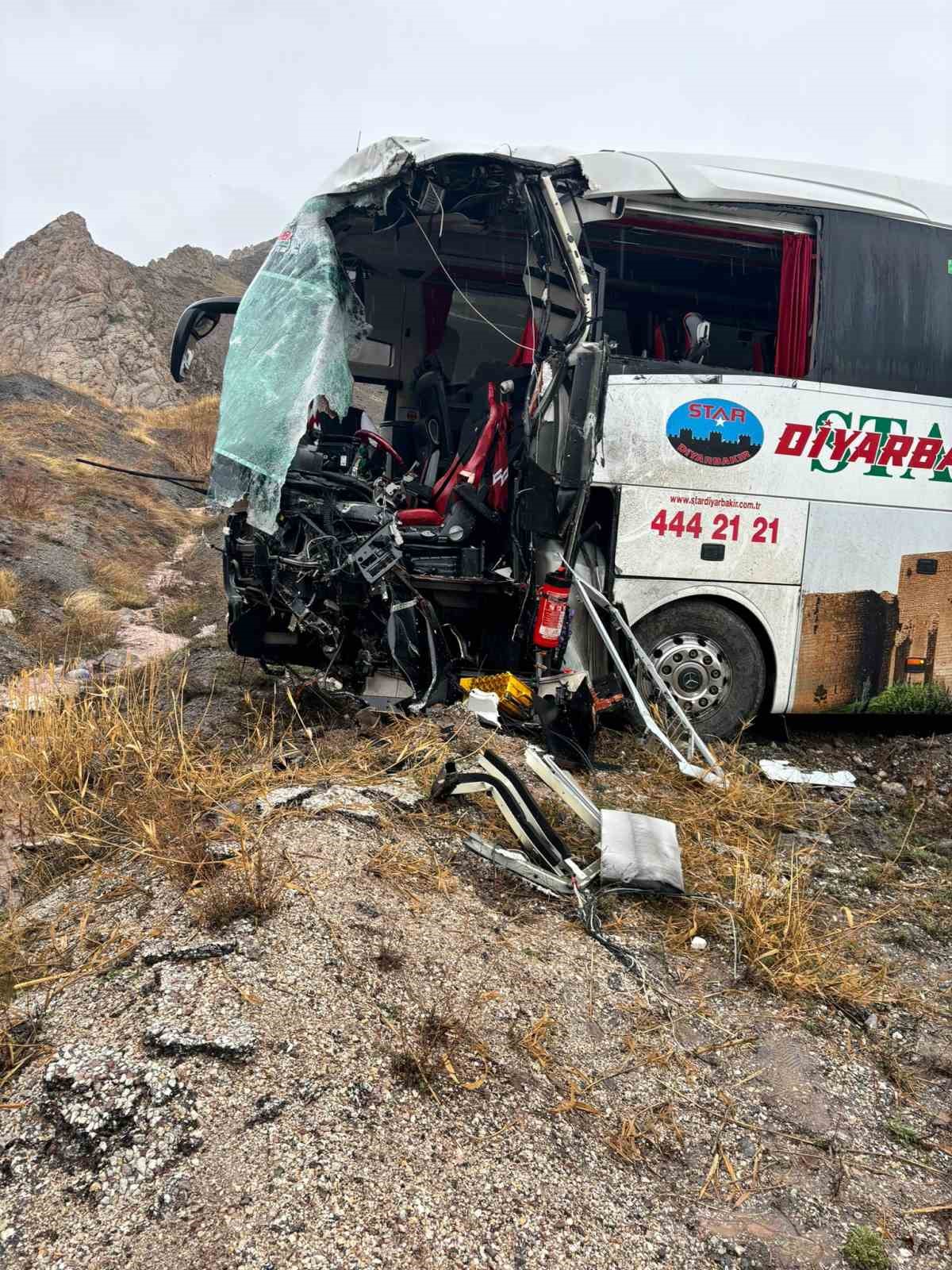 hakkaride-otobusle-tanker-carpisti-8-yarali