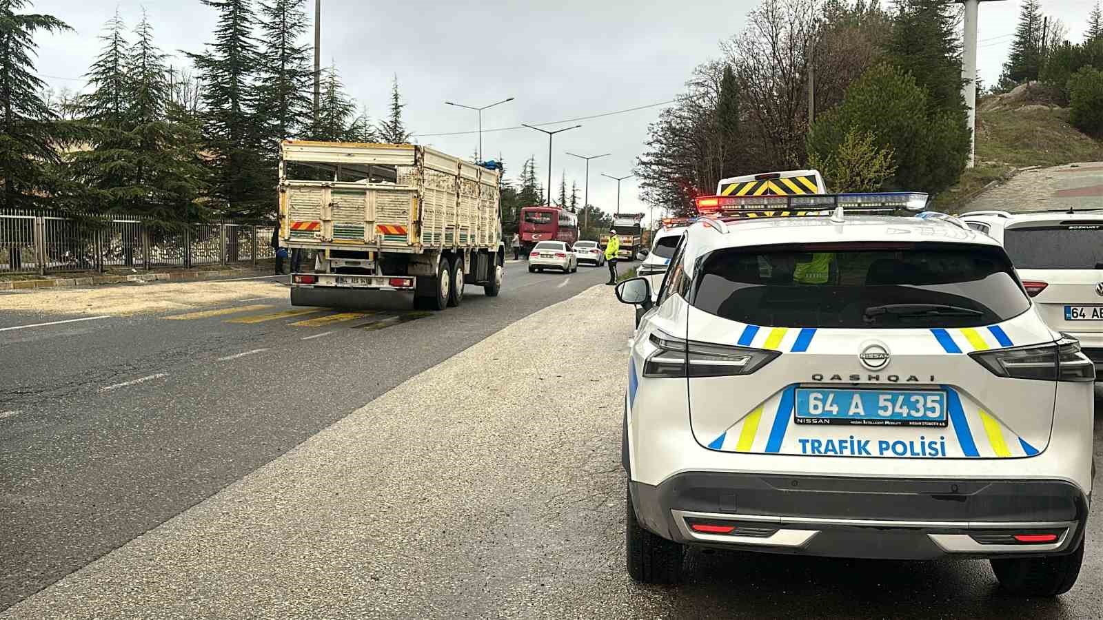 iki-isci-servis-araci-carpisti-1i-surucu-20-kisi-yaralandi
