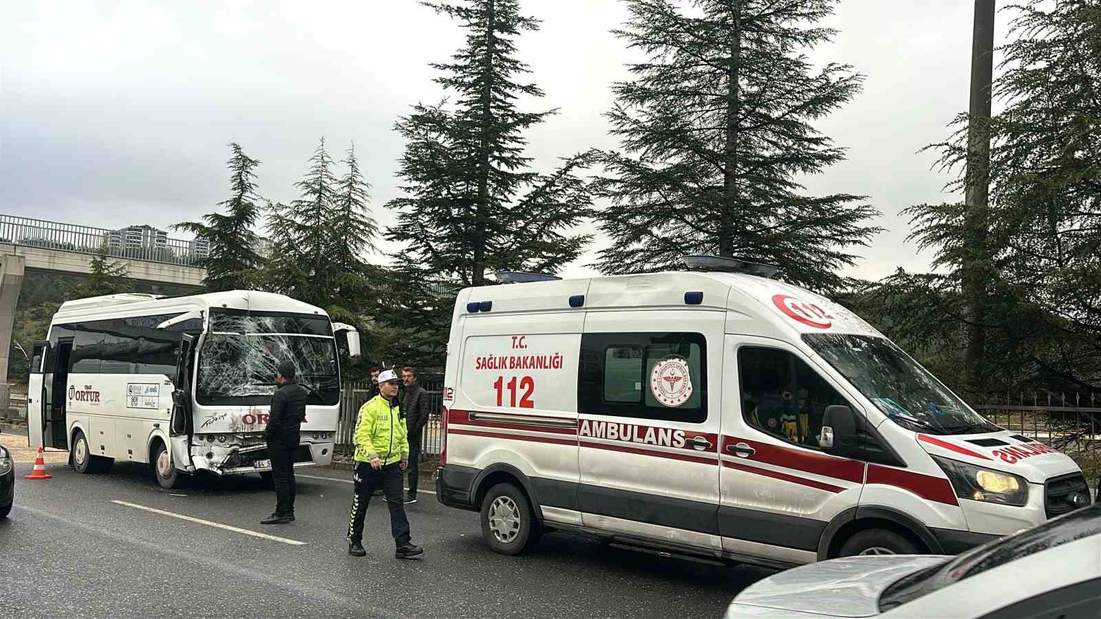 iki-isci-servis-araci-carpisti-1i-surucu-20-kisi-yaralandi