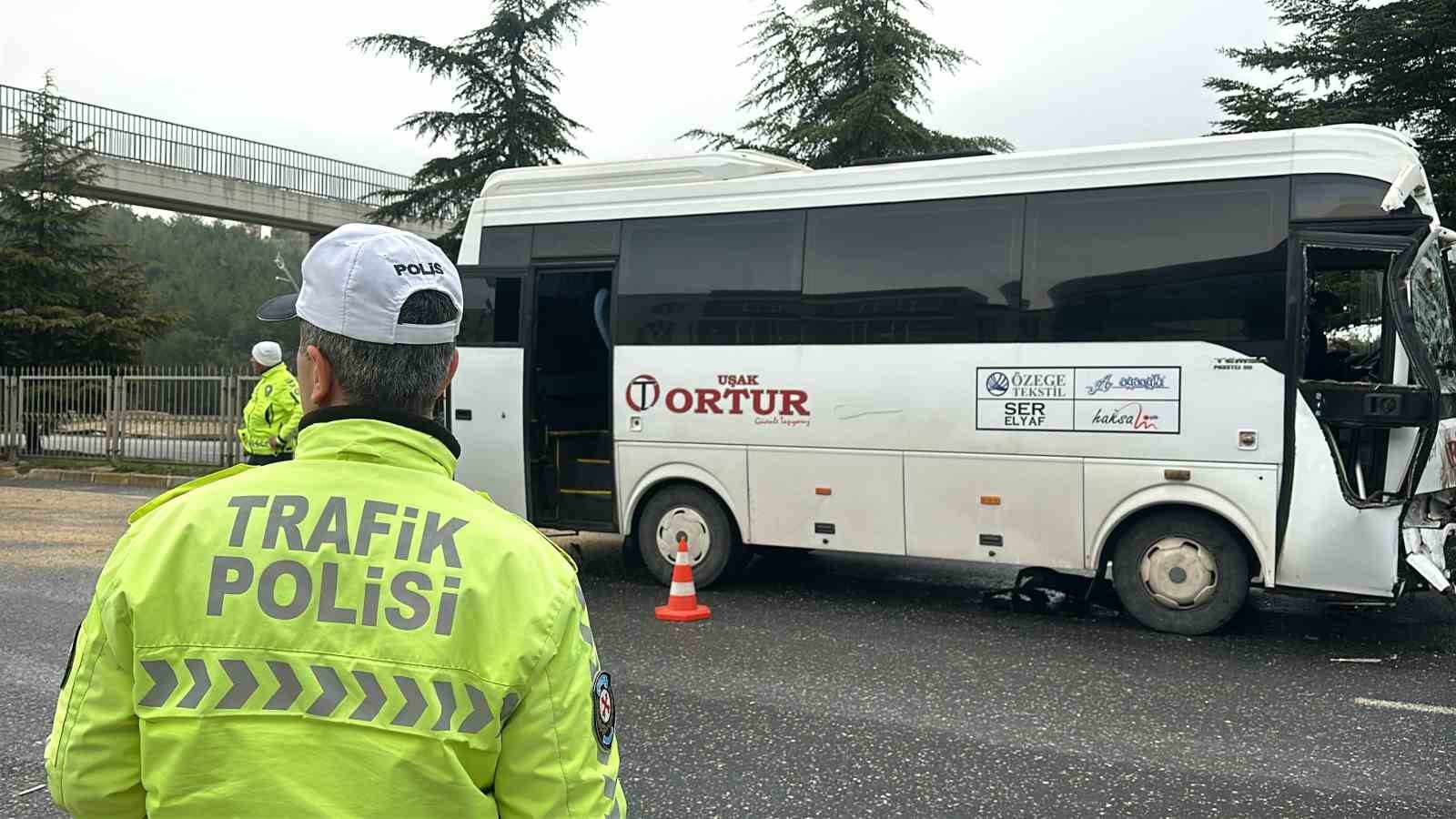 iki-isci-servis-araci-carpisti-1i-surucu-20-kisi-yaralandi