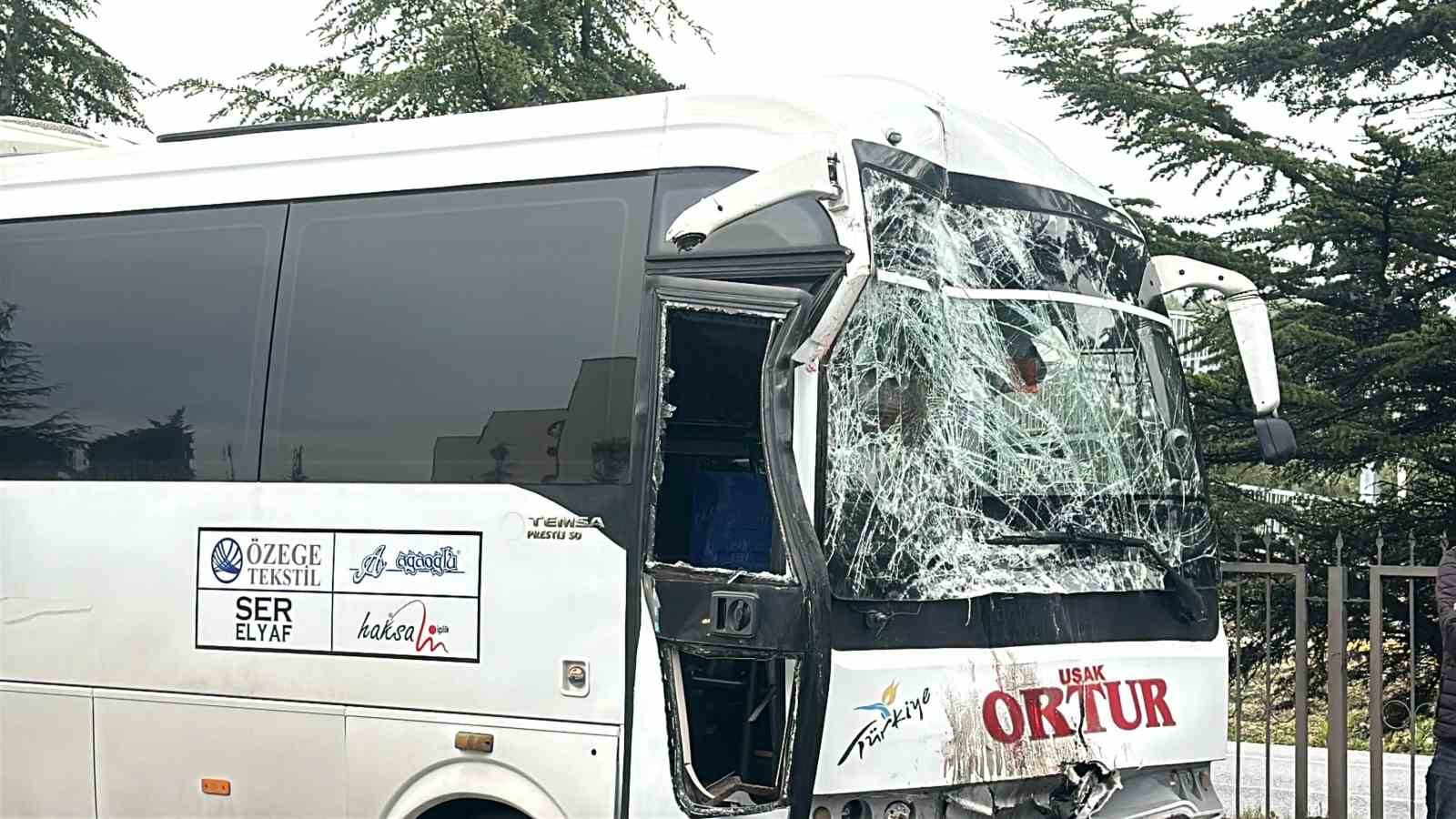 iki-isci-servis-araci-carpisti-1i-surucu-20-kisi-yaralandi
