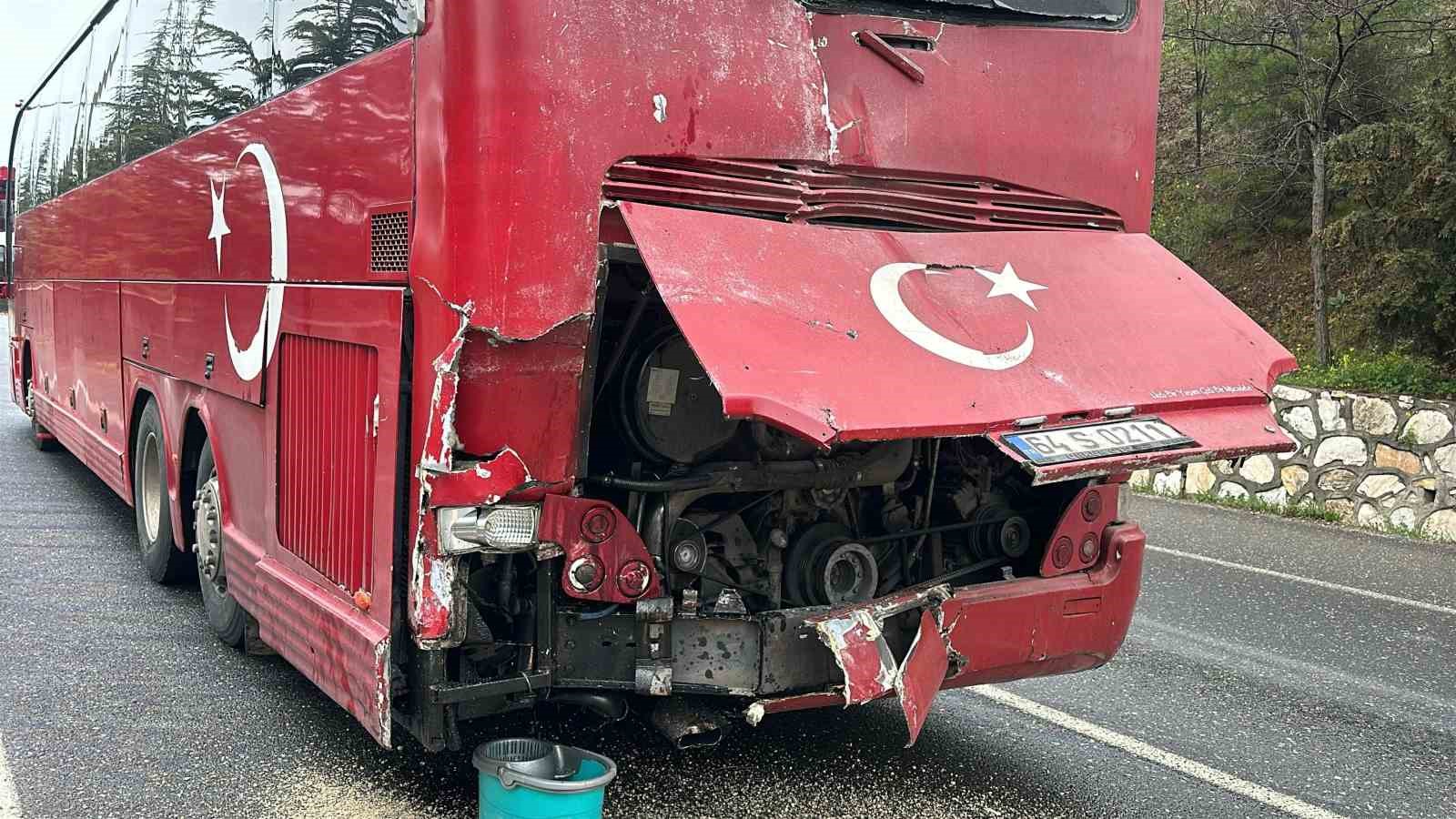 iki-isci-servis-araci-carpisti-1i-surucu-20-kisi-yaralandi