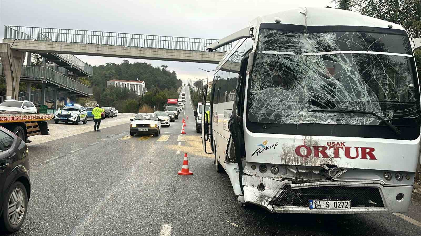 iki-isci-servis-araci-carpisti-1i-surucu-20-kisi-yaralandi