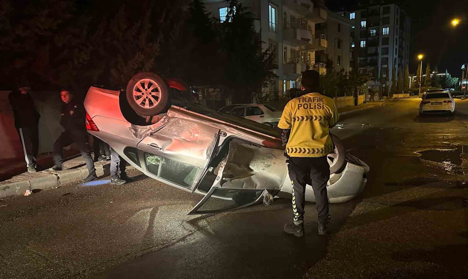 iki-otomobilin-carpismasi-sonucu-araclardan-biri-ters-dondu
