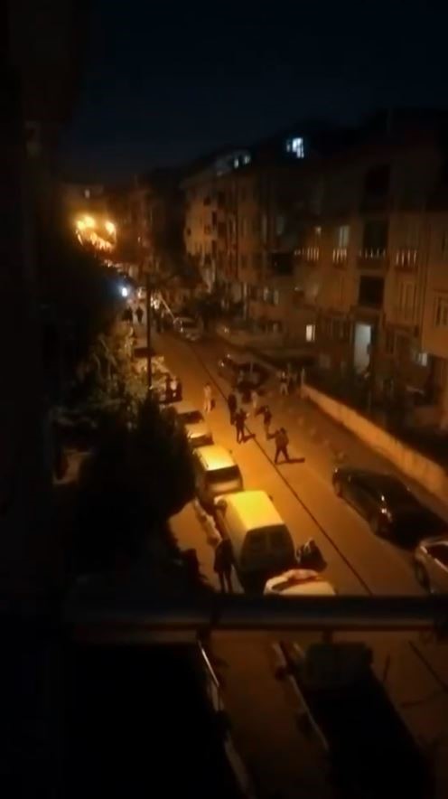 istanbulda-43-buyuklugunde-deprem-vatandaslar-sokaga-dokuldu