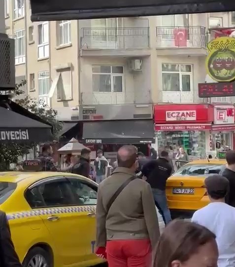 kadikoyde-esnaf-ile-taksici-arasinda-bicakli-kavga-bicak-cekti-taksinin-camini-kirdi