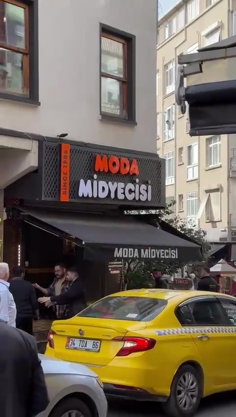 kadikoyde-esnaf-ile-taksici-arasinda-bicakli-kavga-bicak-cekti-taksinin-camini-kirdi