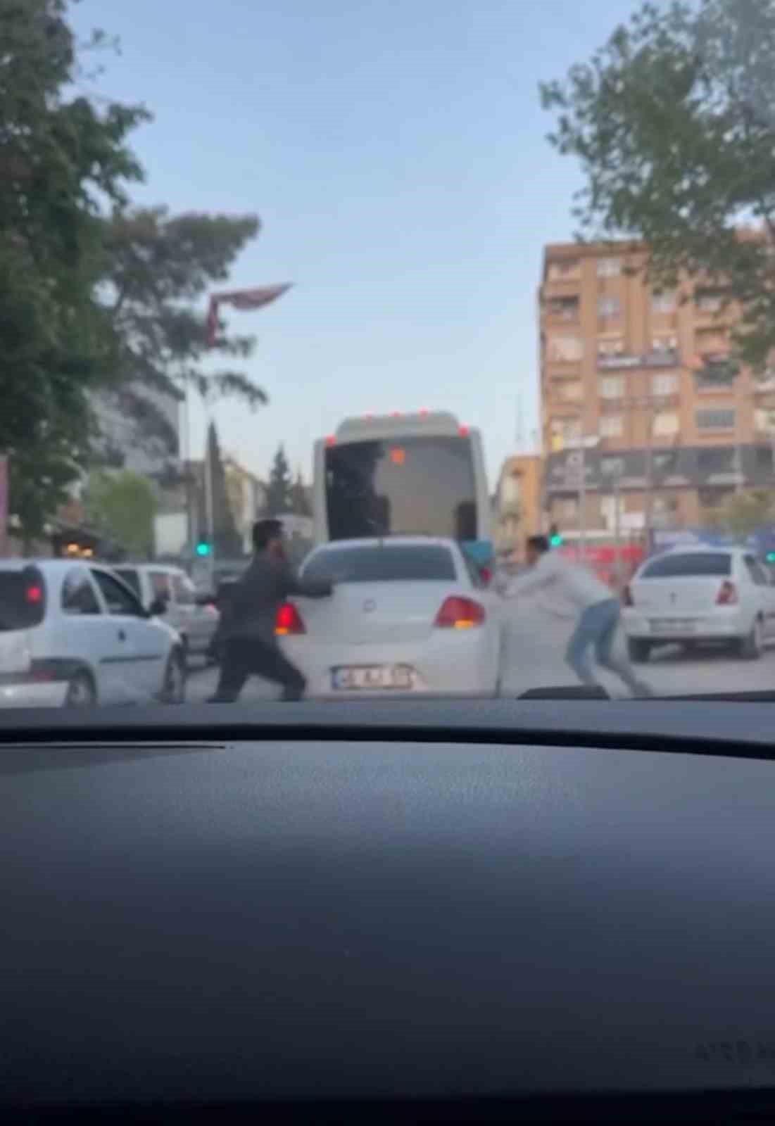 kahramanmarasta-trafikte-kavga