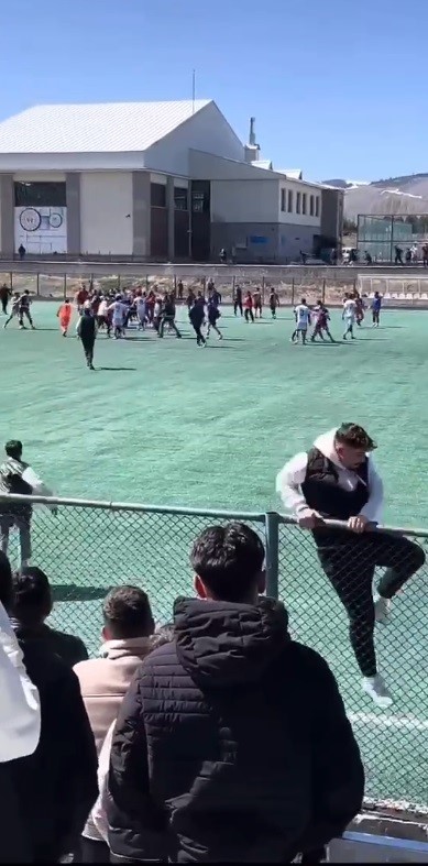 karsta-futbol-sahasi-savas-alanina-dondu
