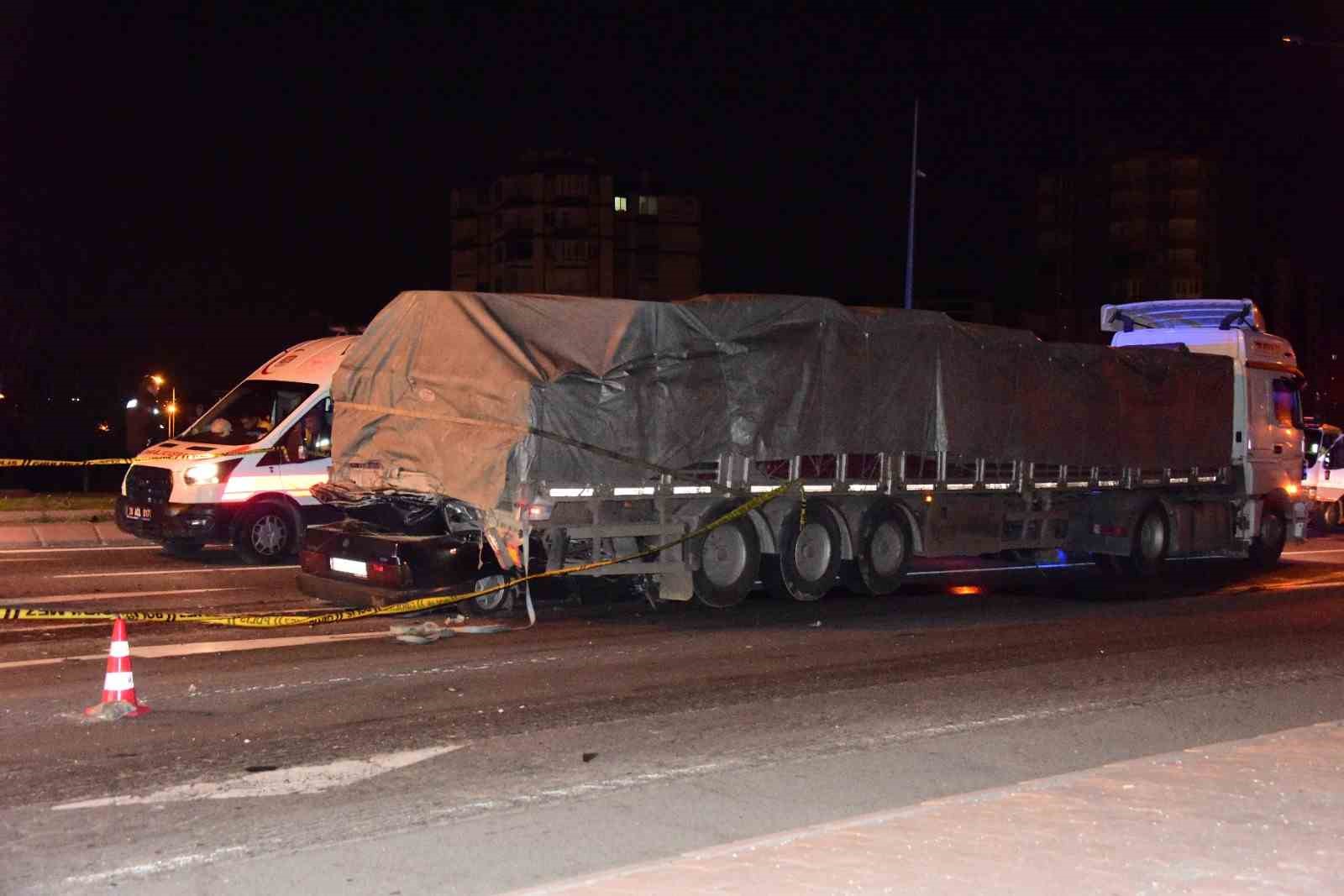 kayseride-fiat-tofas-marka-arac-tirin-altina-girdi-kagit-gibi-ezildi-1-olu