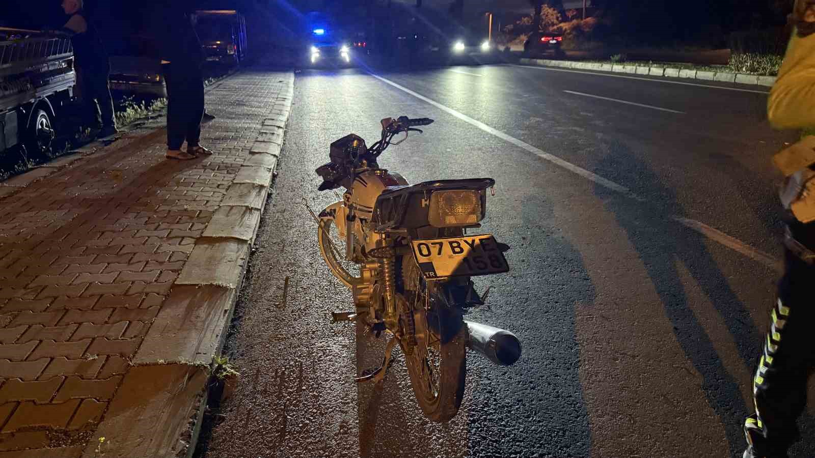 kaza-yapti-motosikleti-birakip-kacti