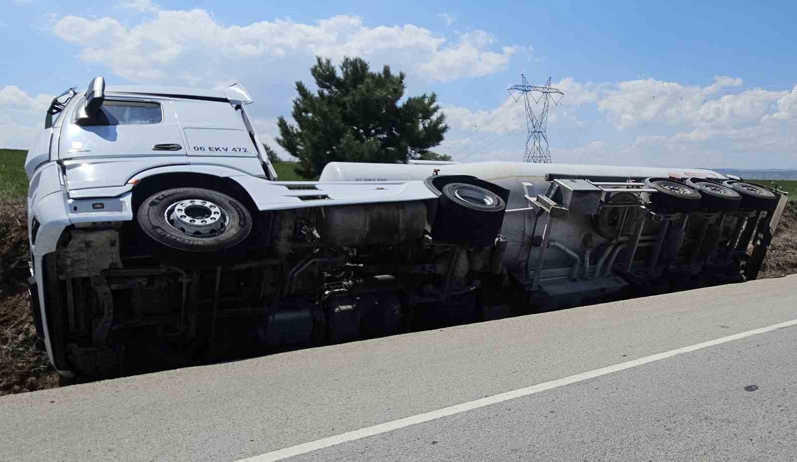 kirikkalede-akaryakit-yuklu-tanker-sarampole-devrildi