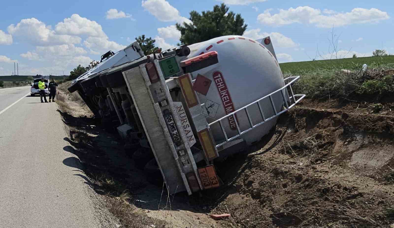 kirikkalede-akaryakit-yuklu-tanker-sarampole-devrildi