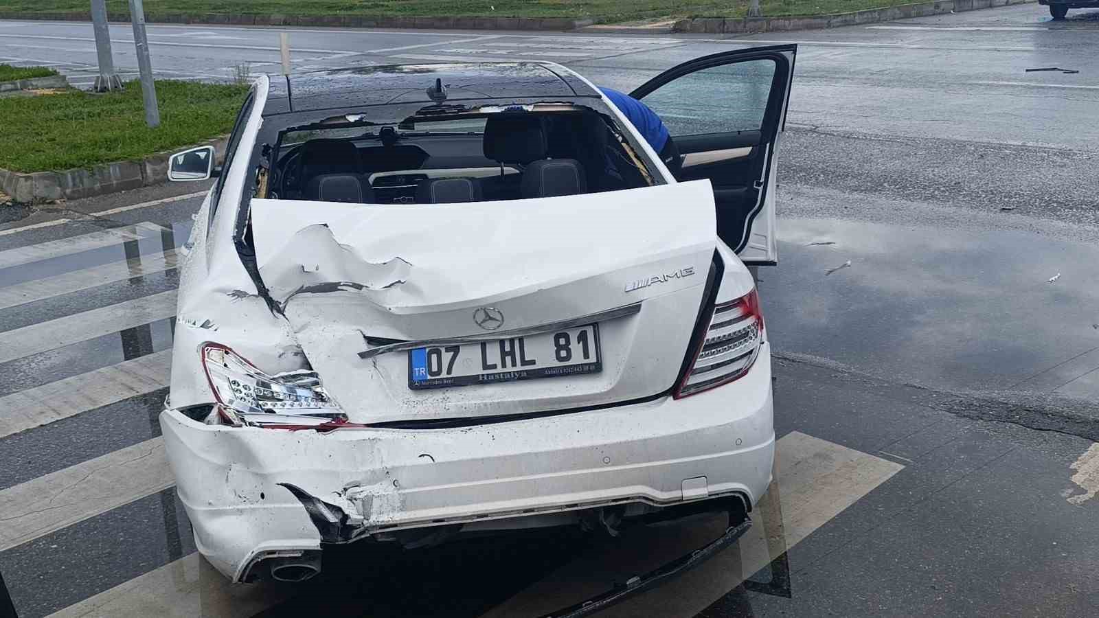 kirmizi-isikta-durmak-icin-yavaslayan-otomobile-yolcu-otobusu-carpti