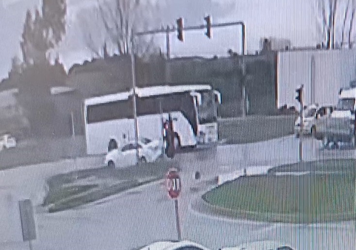 kirmizi-isikta-durmak-icin-yavaslayan-otomobile-yolcu-otobusu-carpti