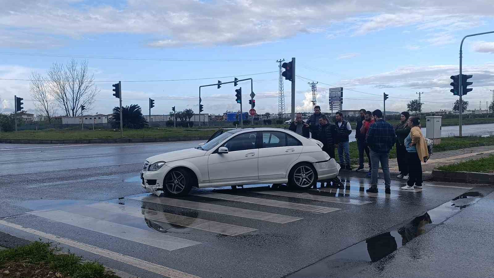 kirmizi-isikta-durmak-icin-yavaslayan-otomobile-yolcu-otobusu-carpti