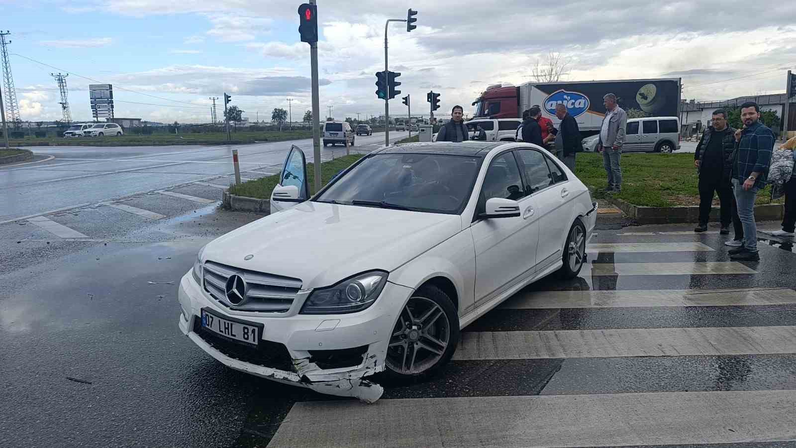 kirmizi-isikta-durmak-icin-yavaslayan-otomobile-yolcu-otobusu-carpti