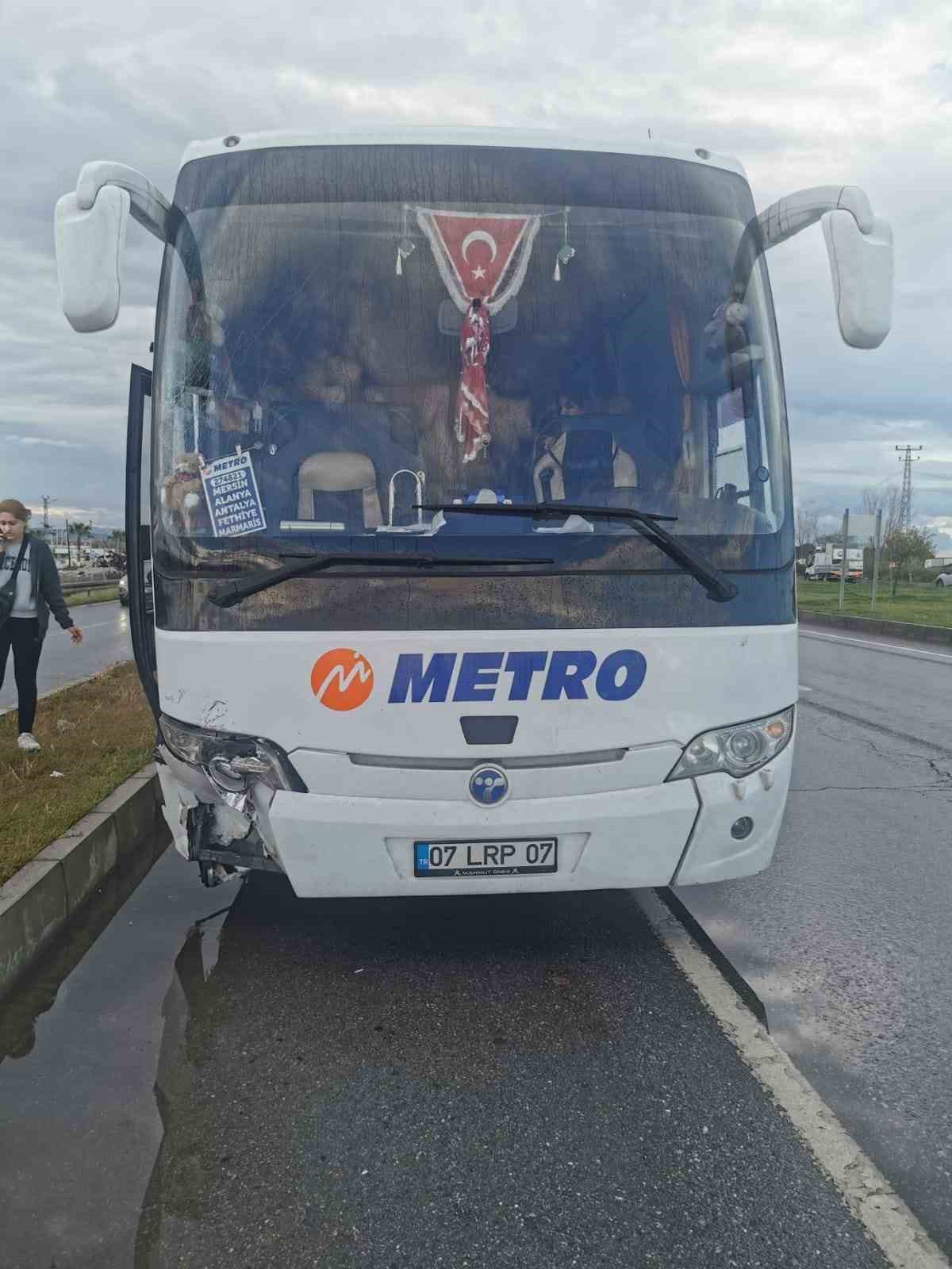 kirmizi-isikta-durmak-icin-yavaslayan-otomobile-yolcu-otobusu-carpti