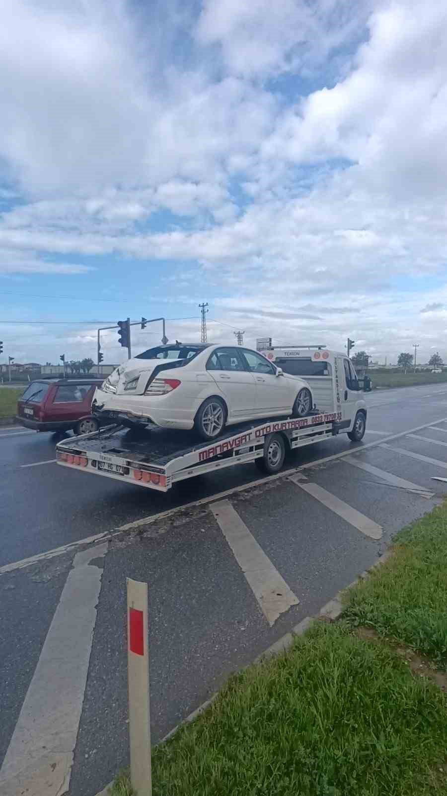 kirmizi-isikta-durmak-icin-yavaslayan-otomobile-yolcu-otobusu-carpti