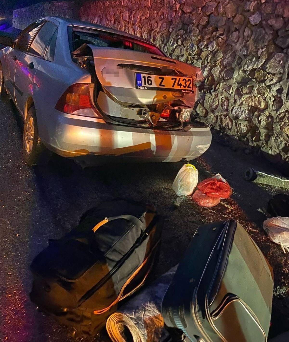 kontrolden-cikan-otomobil-bariyere-carpti-3-kisi-yaralandi