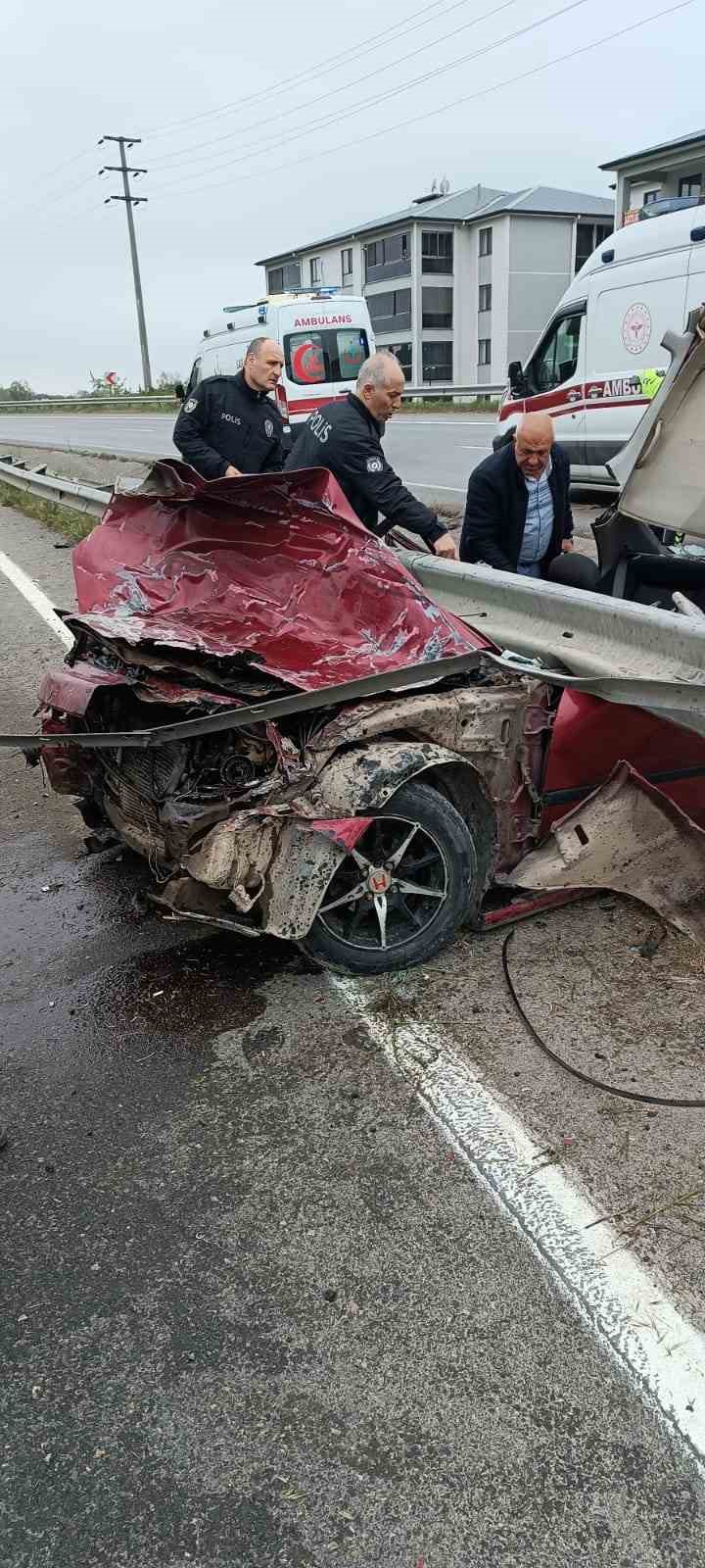 kontrolden-cikan-otomobil-bariyerlere-saplandi-2-agir-yarali
