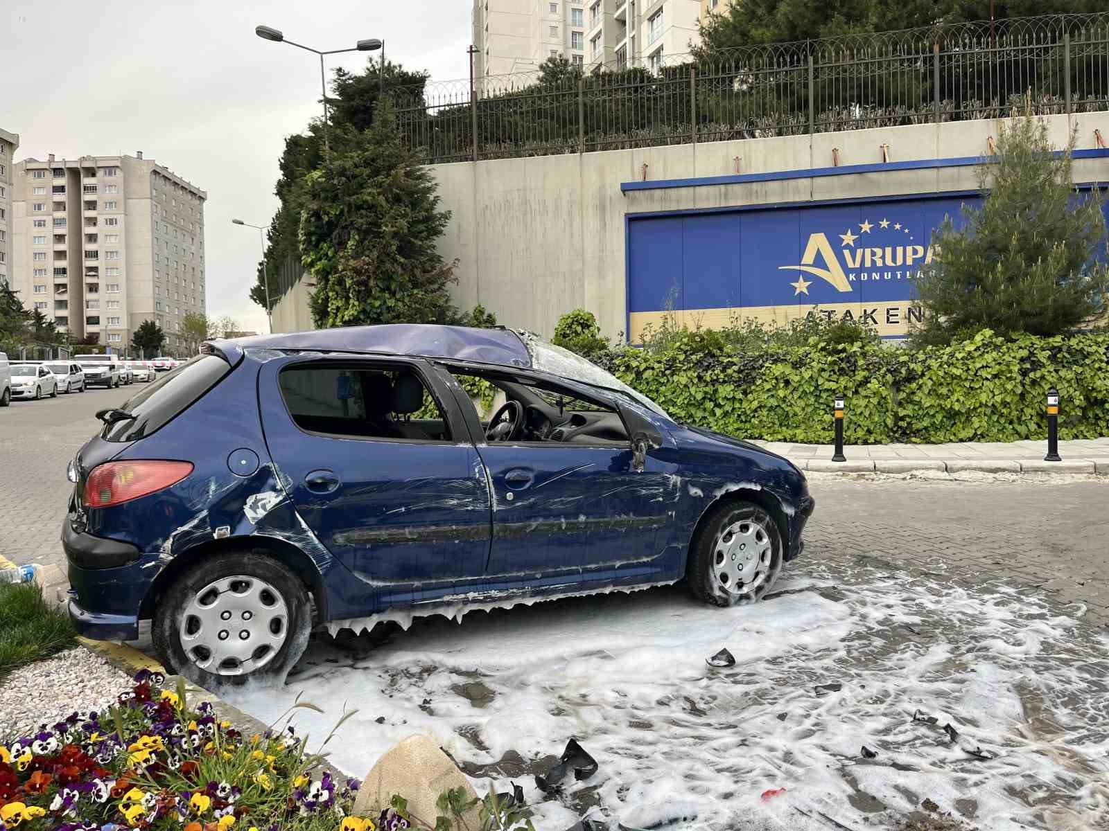 kucukcekmecede-dubalara-carpan-arac-takla-atti
