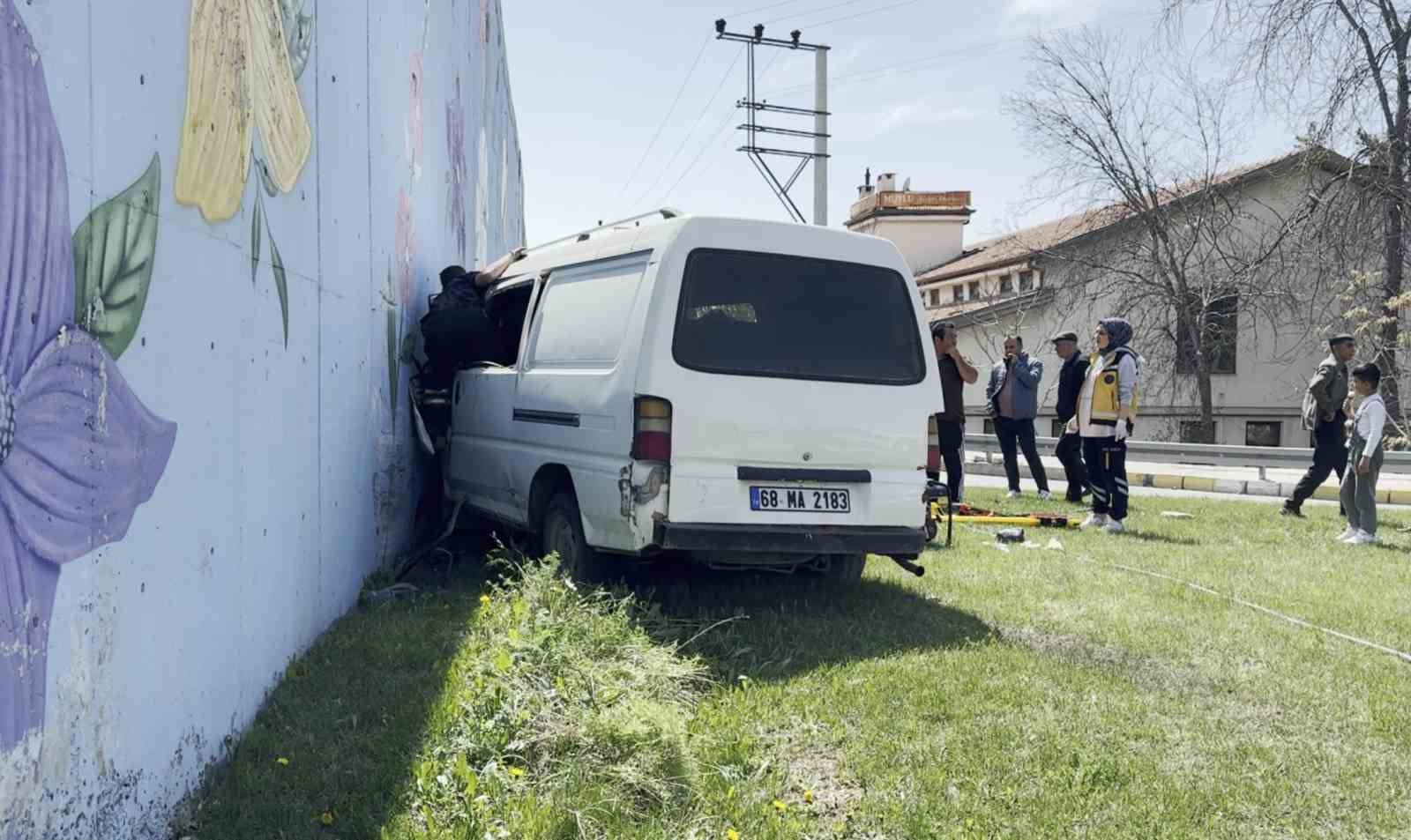 lastigi-patlayan-minibus-refujdeki-isciye-carpti-5-yarali