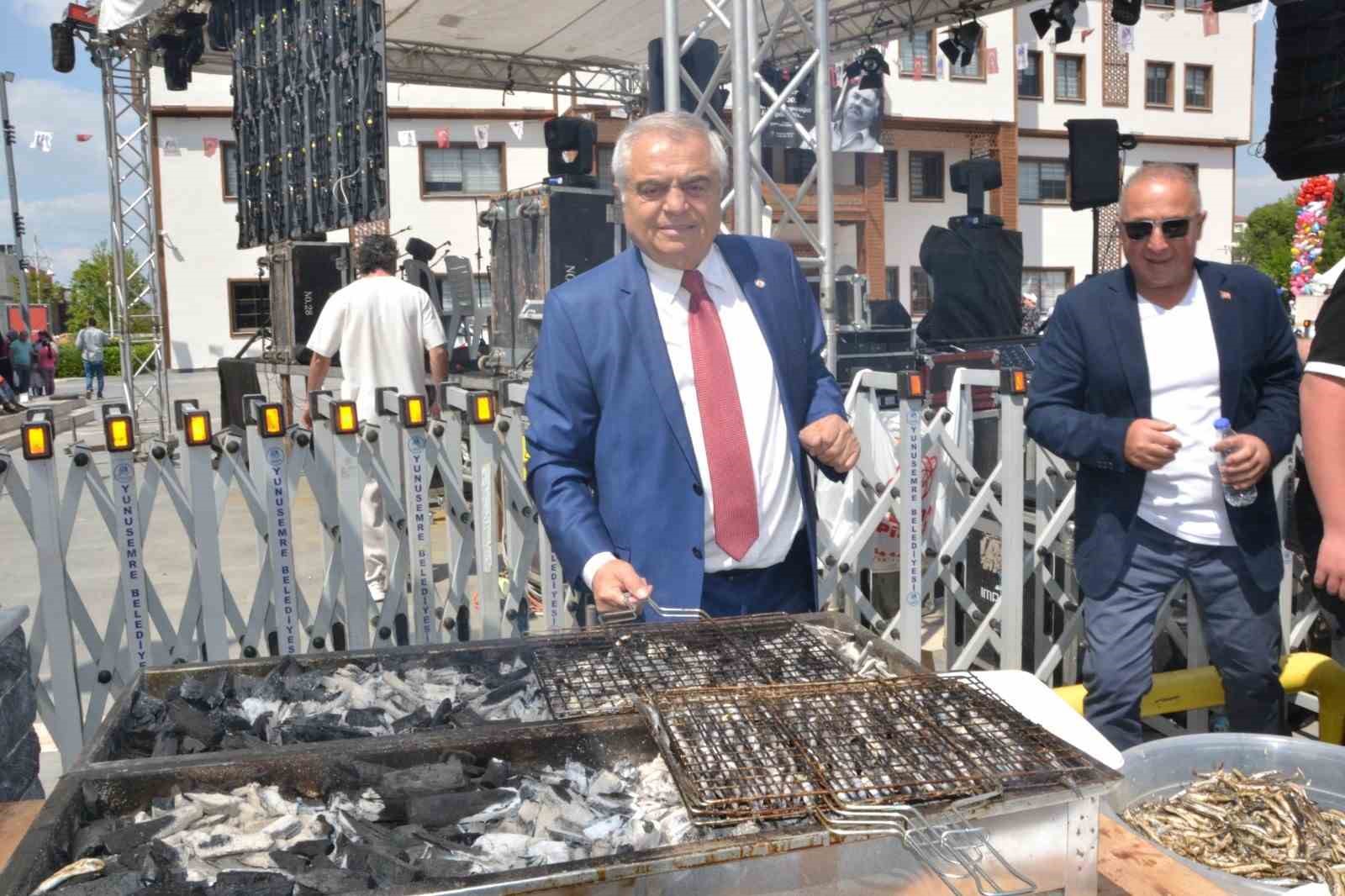 manisadaki-festivalde-2-ton-hamsi-dagitildi