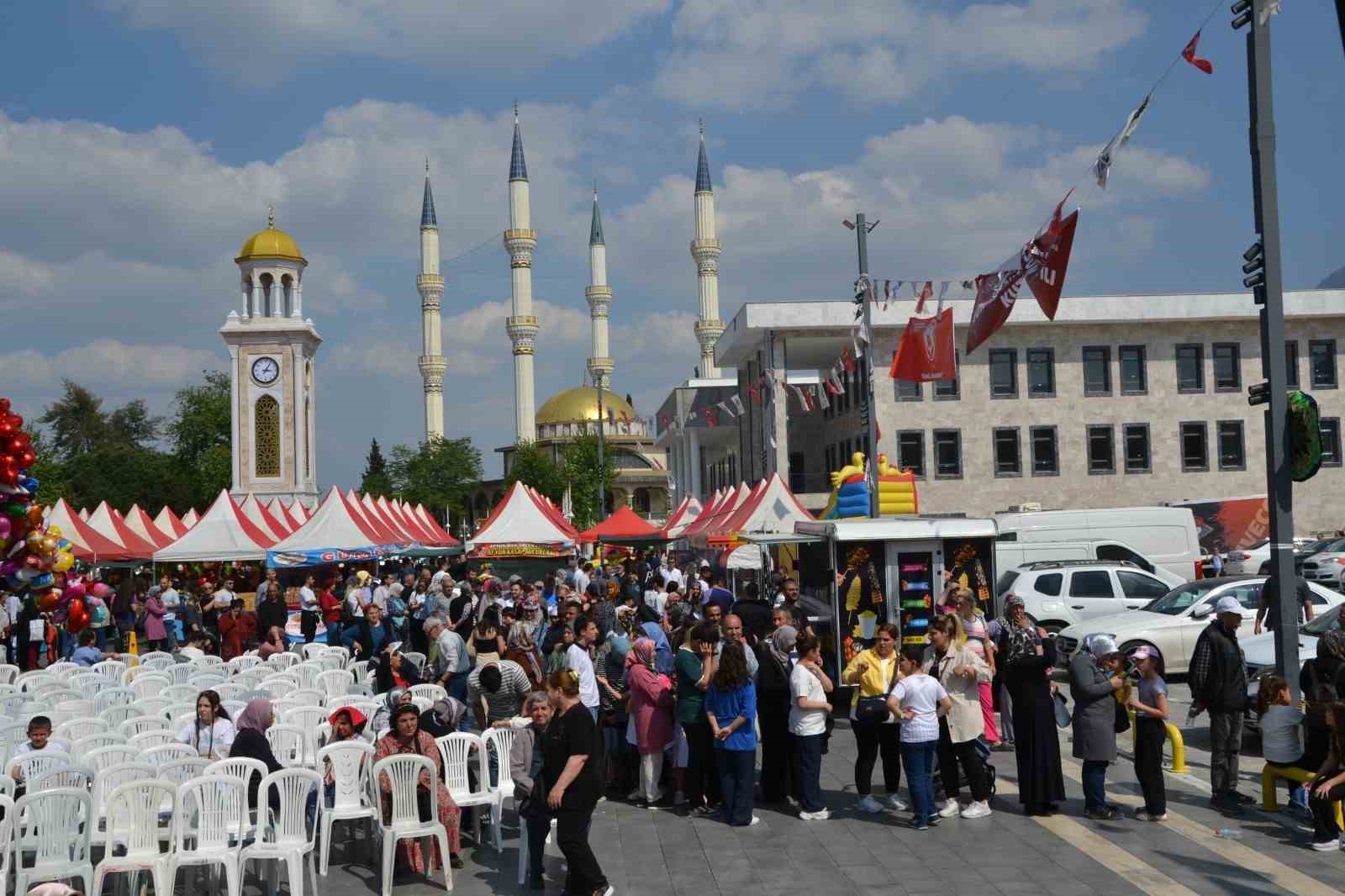 manisadaki-festivalde-2-ton-hamsi-dagitildi