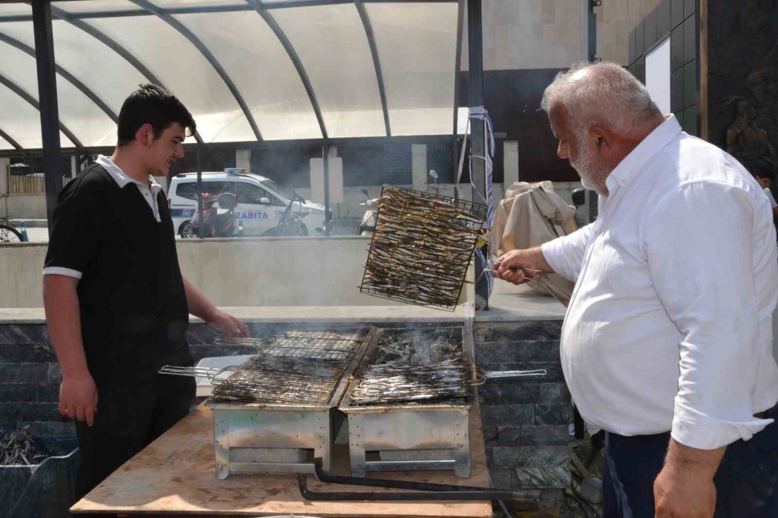 manisadaki-festivalde-2-ton-hamsi-dagitildi