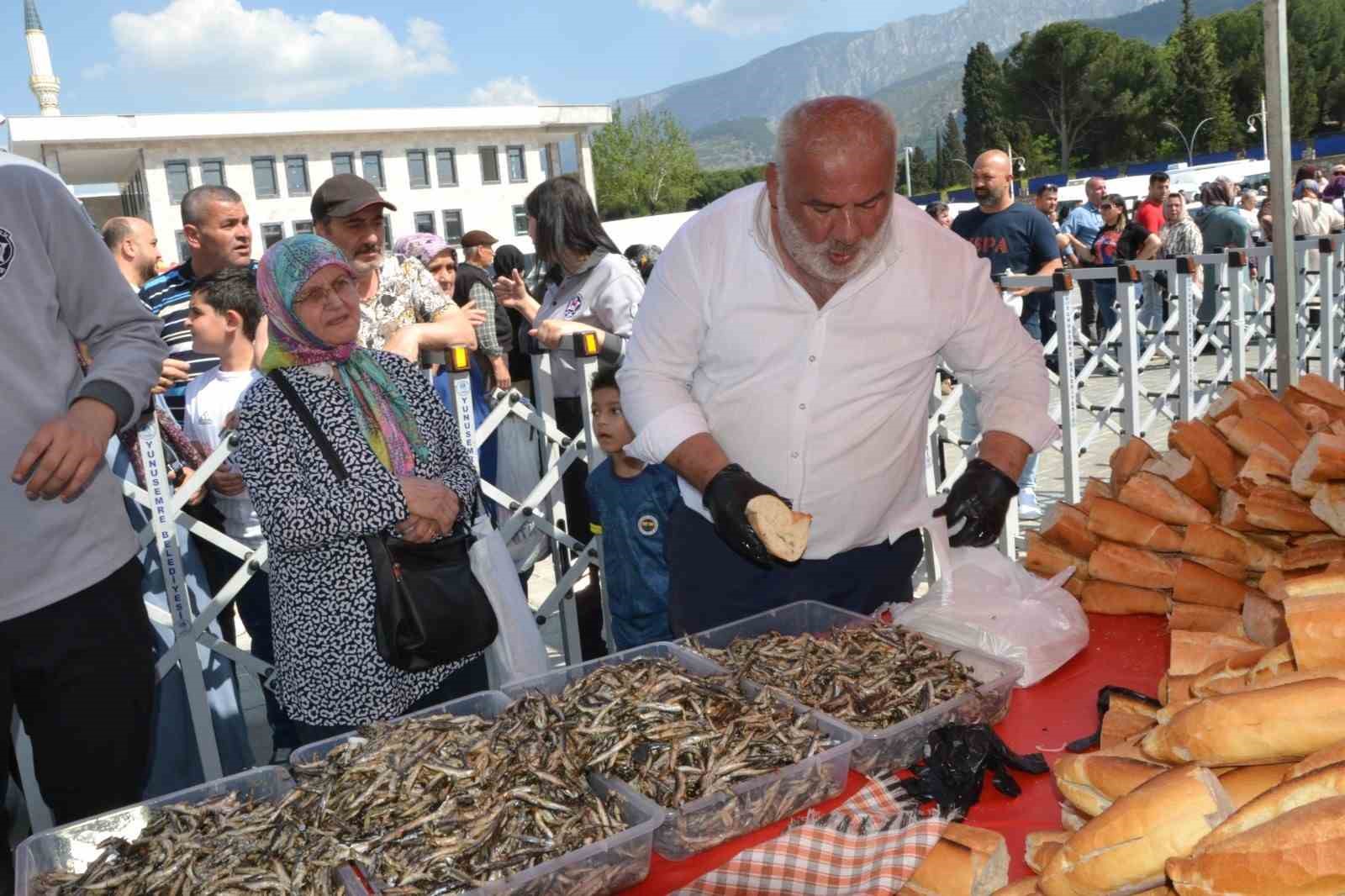 manisadaki-festivalde-2-ton-hamsi-dagitildi
