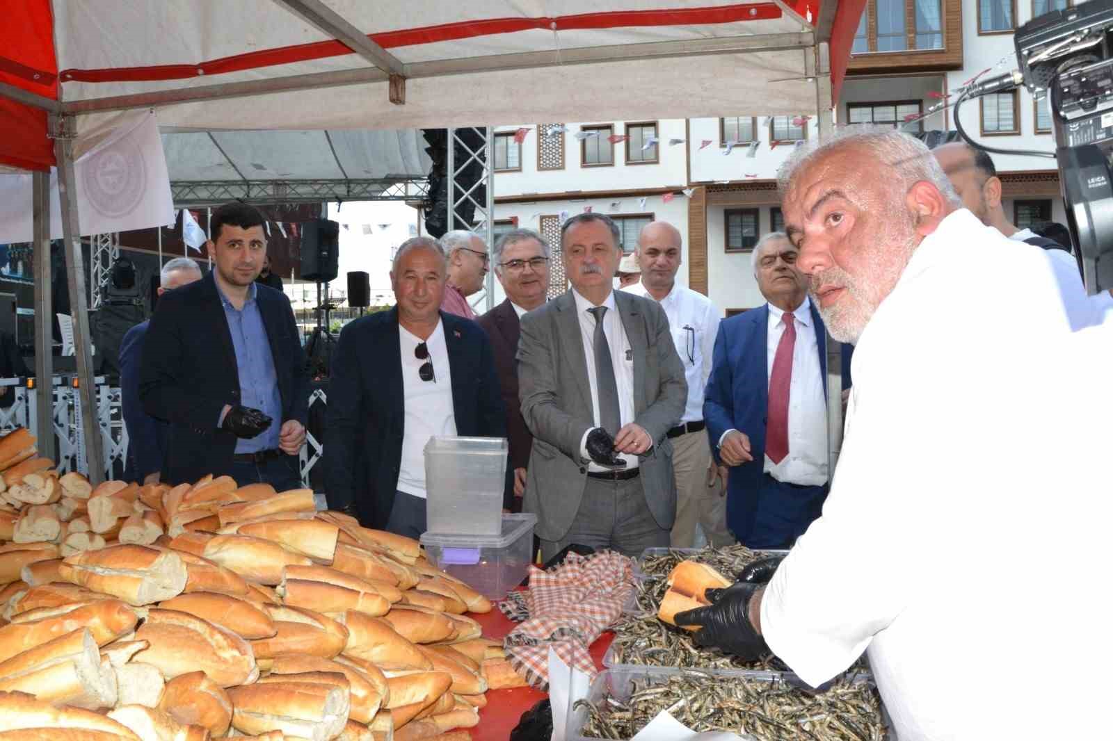 manisadaki-festivalde-2-ton-hamsi-dagitildi