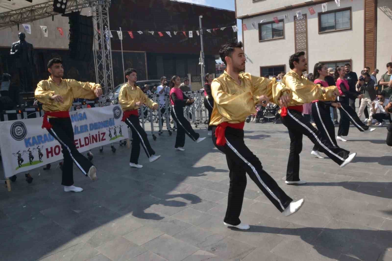 manisadaki-festivalde-2-ton-hamsi-dagitildi