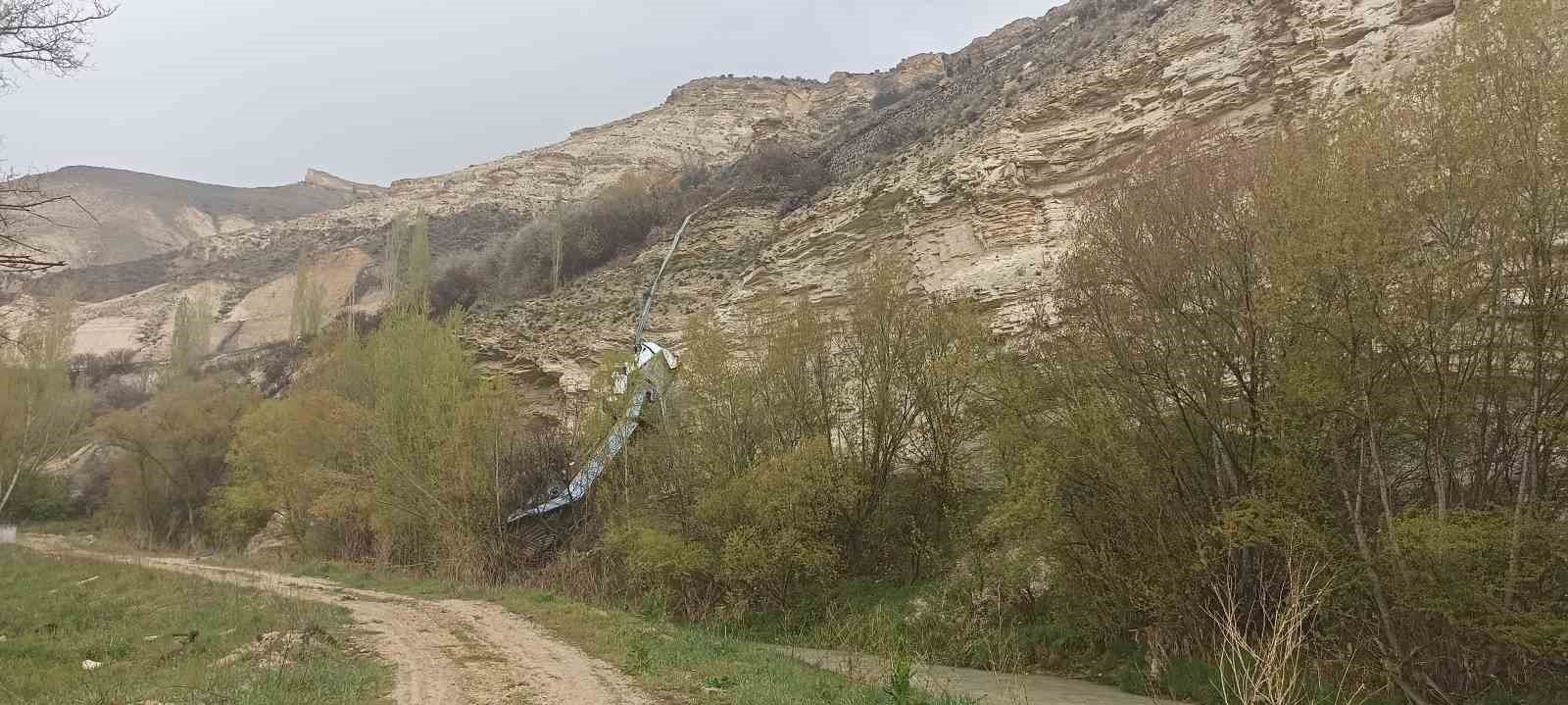 metrelerce-yukseklikten-ucuruma-dusen-tirin-surucusu-kazayi-hafif-siyriklarla-atlatti