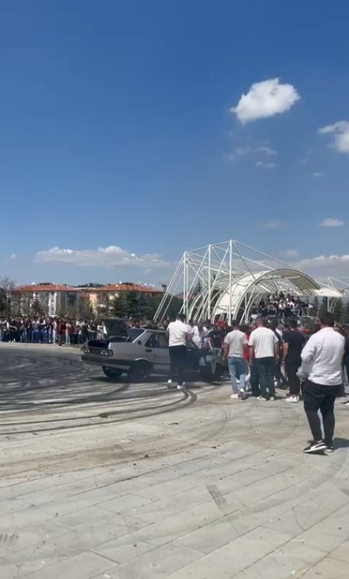 modifiye-festivalinde-drift-atan-tofas-alev-aldi-surucunun-mudahalesiyle-sonduruldu